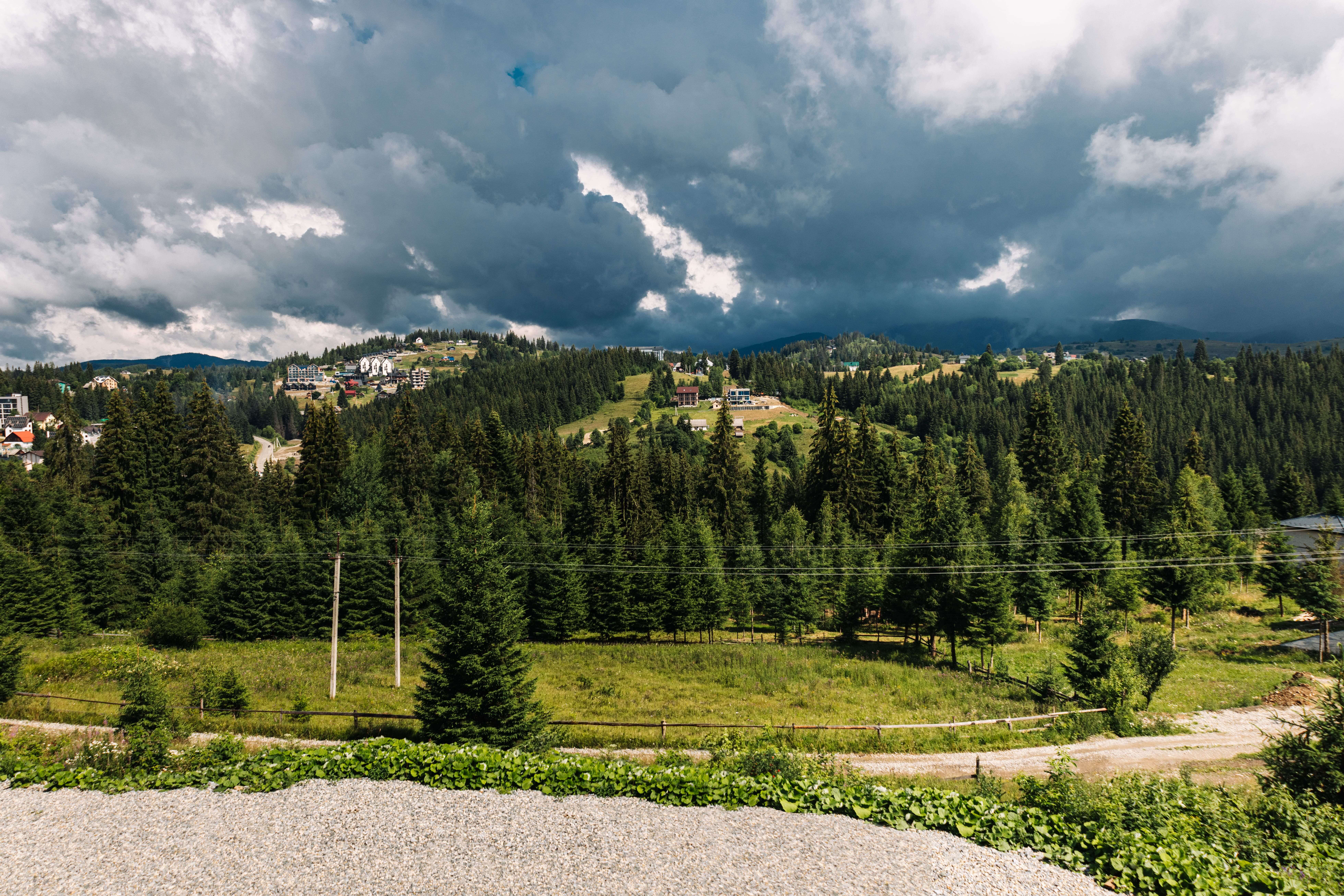 Панорамний краєвид Карпат біля Cottage Grun